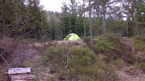 teltplassen ved Åletjønn, jordhytta skimtes i bakgrunnen
