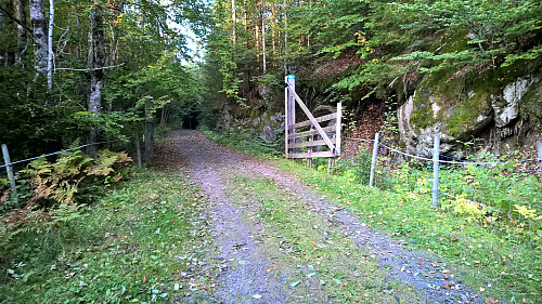 Parkerte sykkelen rett utenfor porten