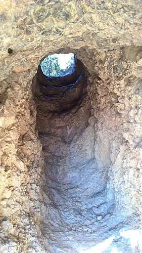 Grotte nummer 2, denne var hogd ut og var litt bratt og glatt inni.
