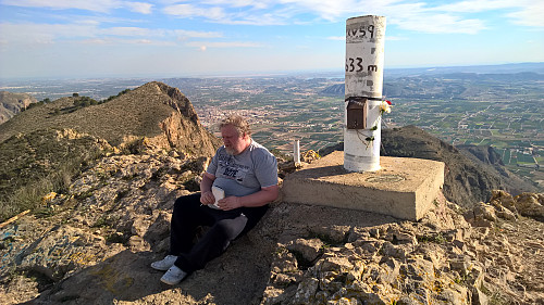 på toppen 634 meter (står 633 meter på stanga) innskriving i gjesteboka og litt kaffe før turen gikk videre :)