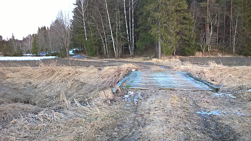 bro over bekken og traktorvei oppover, dessverre var det uthogging på gang her nå, så mye kvist og rask