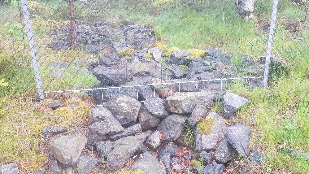 Hullet under gjerdet har blitt sperret med gitter