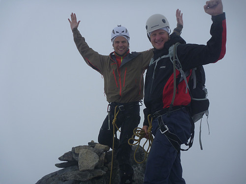 På toppen av Storen - stinne av adrenalin! Jens til venstre, Jesper til høyre.