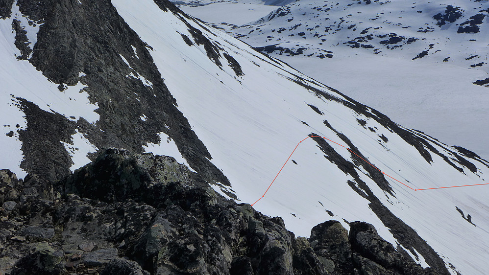 Dette er ruten. Det første snøpartiet er bratt. Så gikk vi rett opp til steinene, som er mye større enn bildet viser. Her var det klyving og fallhøyde. Bratt i neste snøfelt også, før vi tok rett opp i skaret. Bildet lyver, det ser jo slakt ut.