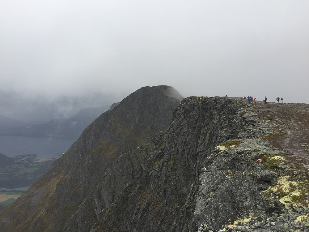 Gutta på toppen, på veg bortover Romsdalseggen