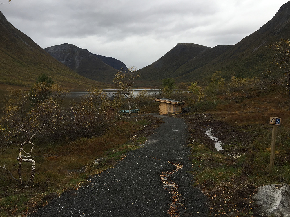 Ny universel utformet veg fra parkeringsplassen i Skorgedalen til Selsetervatnet. Ny gapahuk er også bygd. Tarløysa og Ølsnosa innerst i dalen.