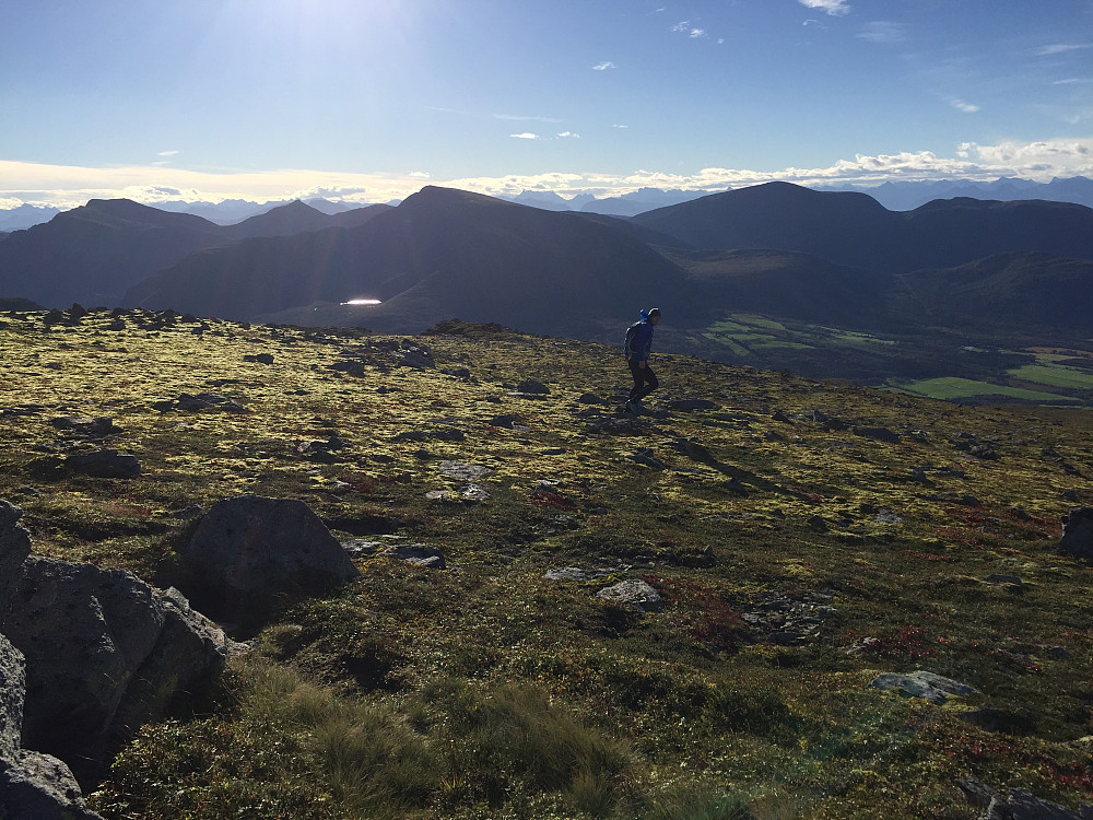John Henrik med Kvannfjellet, Urfjellet mm i bakgrunnen.