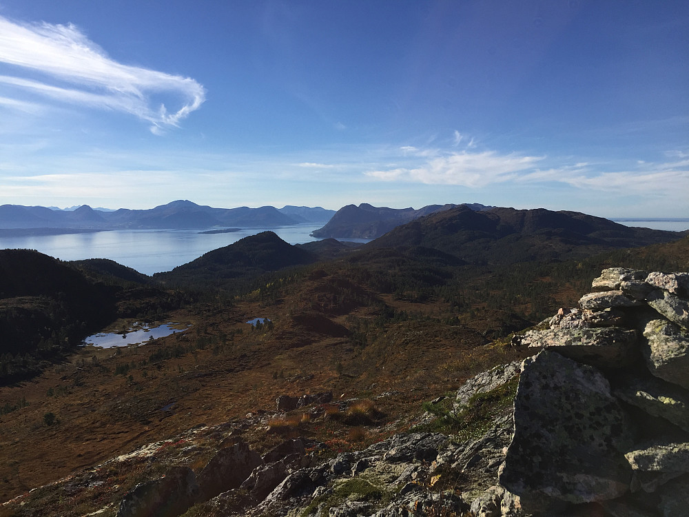 Vestre Tågheia, utsikt vestover mot Mekdalen. Skimter Blåskjerdingen der ute.