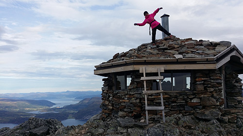 Sigrid på toppen av Blånebu.