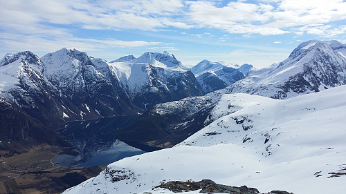 Foto fra taket av Eresfjord. Her fra Sela med utsikt til Øverås og Eikesdalsvatnet. 