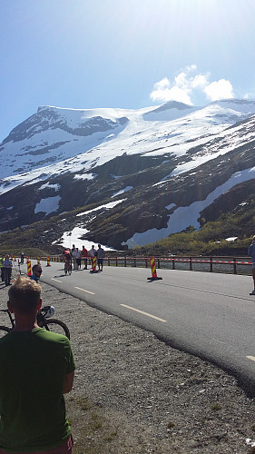Samme dag som Trollstigen-opp-rittet dette. Alnestinden i bakgrunnen.