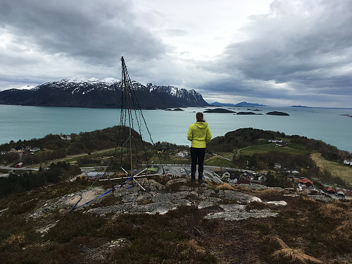 Kari Anne nyter utsikten fra toppen.