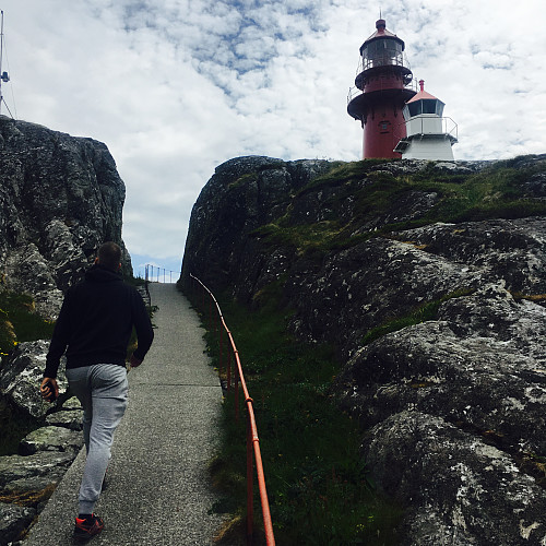 Saltnes langer ut for å prøve å nå toppen først.