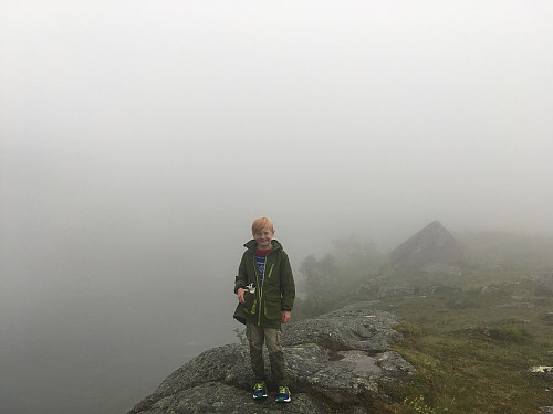 Bård ved Trollvatnet. Vi så flere vak i vannet før tåka ble så tett at vi ikke lengre så vannet.