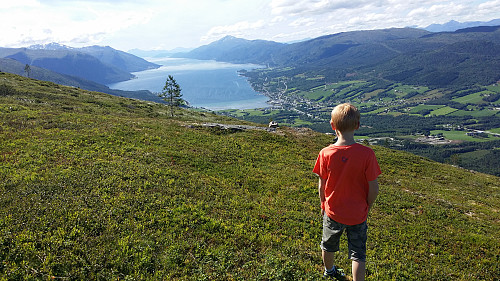 Bård nyter utsikten til Eidsvåg fra Myrsetvarden