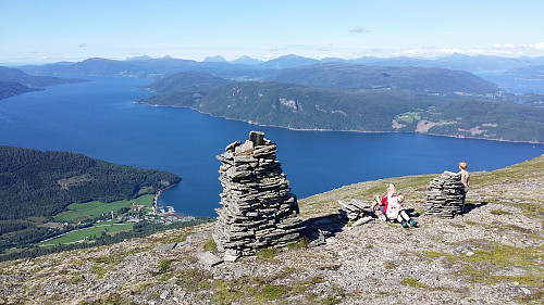 Vardene nedom toppen. Fin utsikt til heimbygda og Sunndalsfjorden.