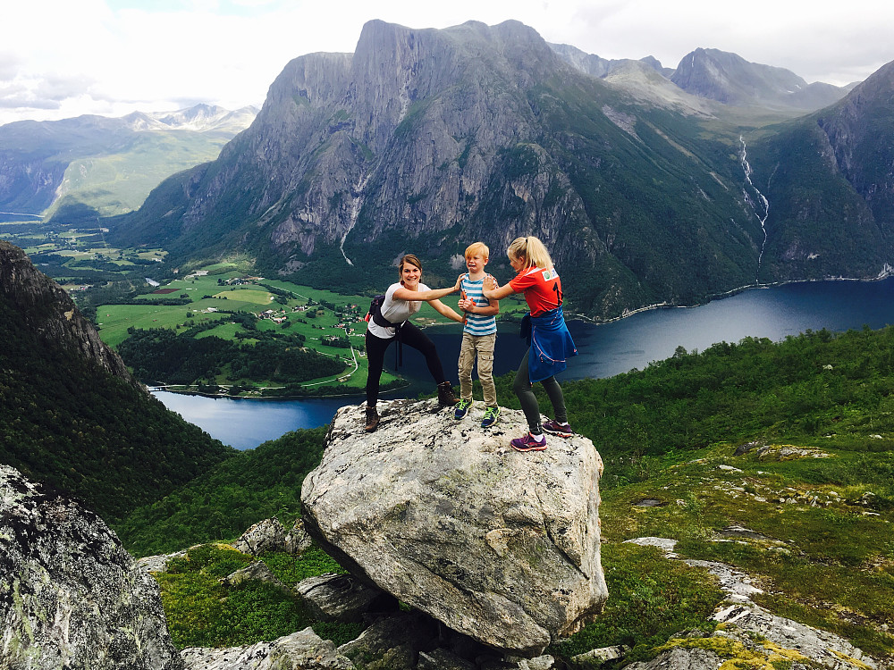 Simone og Astrid dytter Bård.