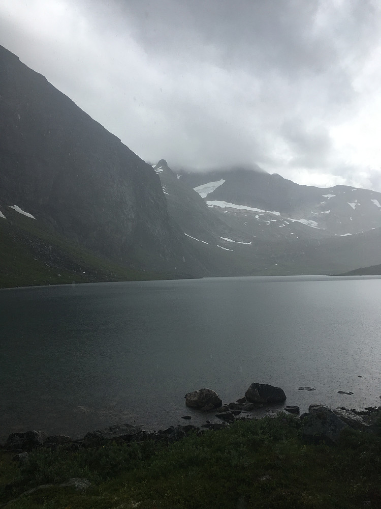 Gråværet kommer sigende fra Isfjorden/Rauma.