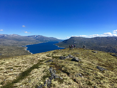 Utsikt fra toppen av Storslågan og ned på Aursjøen og videre sørover.