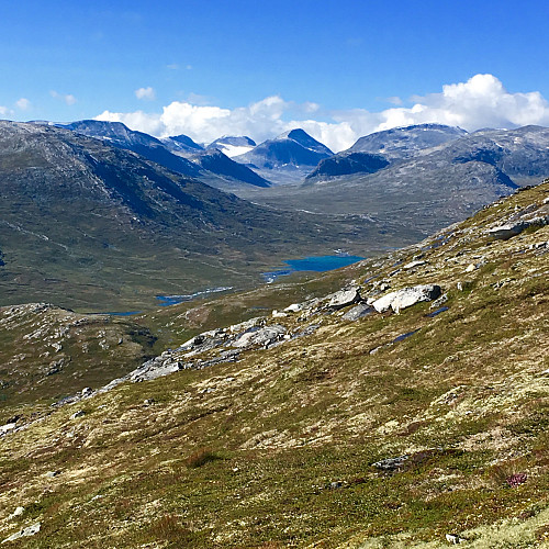 Utsikt i motsatt retning, Midtlegervatnet, Kaffehaugen og ut Stordalen