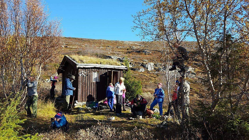 Inne ved Aursjøen var det sterk østavind, mens her ved Lesjahytta var det vindstille, mildvær og særdeles god stemning.