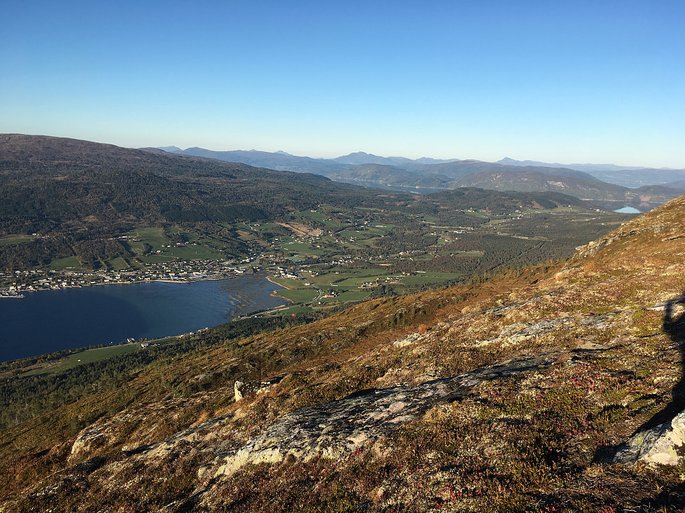 Utsikt fra toppen og ned til Eidsvåg.