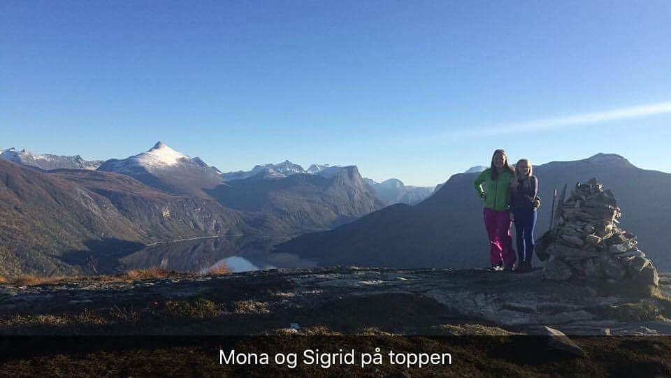 Trude tok snap av oss på toppen. Majestetiske Skjorta og Goksøyra rager i bakgrunnen.  