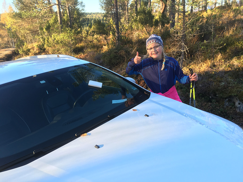 Dagens høgdepunkt for denne frøkna; mobilen hun glemte igjen på utsiden av bilvinduet mitt, lå der fortsatt da vi kom ned igjen til bilen mange timer senere. 