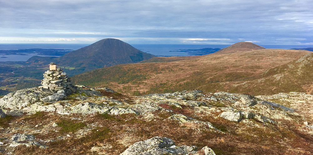 Fra toppen av Seterfjellet. Jendemsfjellet langt der framme. Den siste "brune haugen" lengst bak til høyre er Valltua.