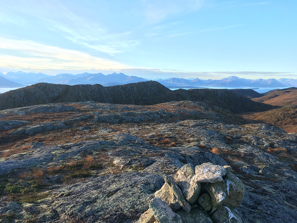Utsikt bort på Tusenårsvarden fra haug nordøst bak.