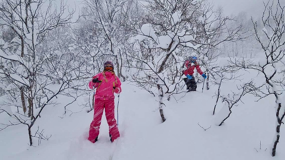 Viktig å lære barna at snø og ski ikke nødvendigvis innebærer "trikkeskinner". Fint å finne sin egen vei av og til.