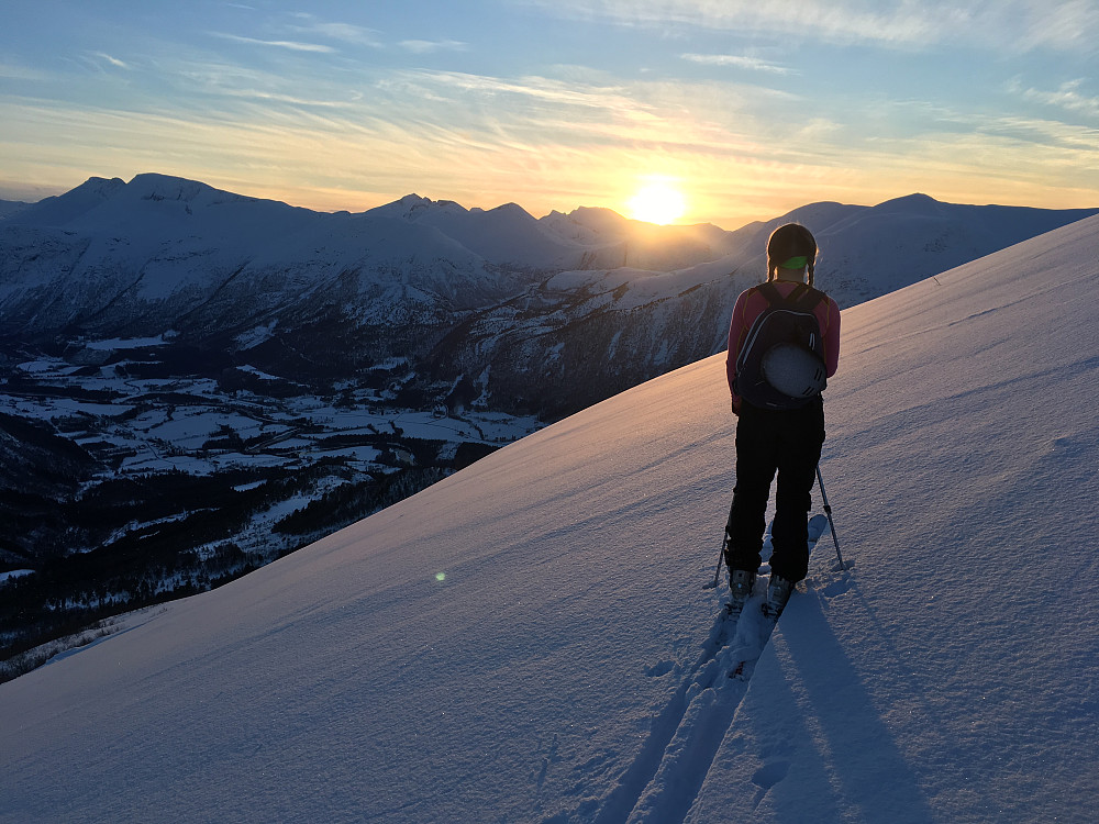 Sola er i ferd med å gå ned bak fjella. Vi befinner oss 100 hm nedom varden.