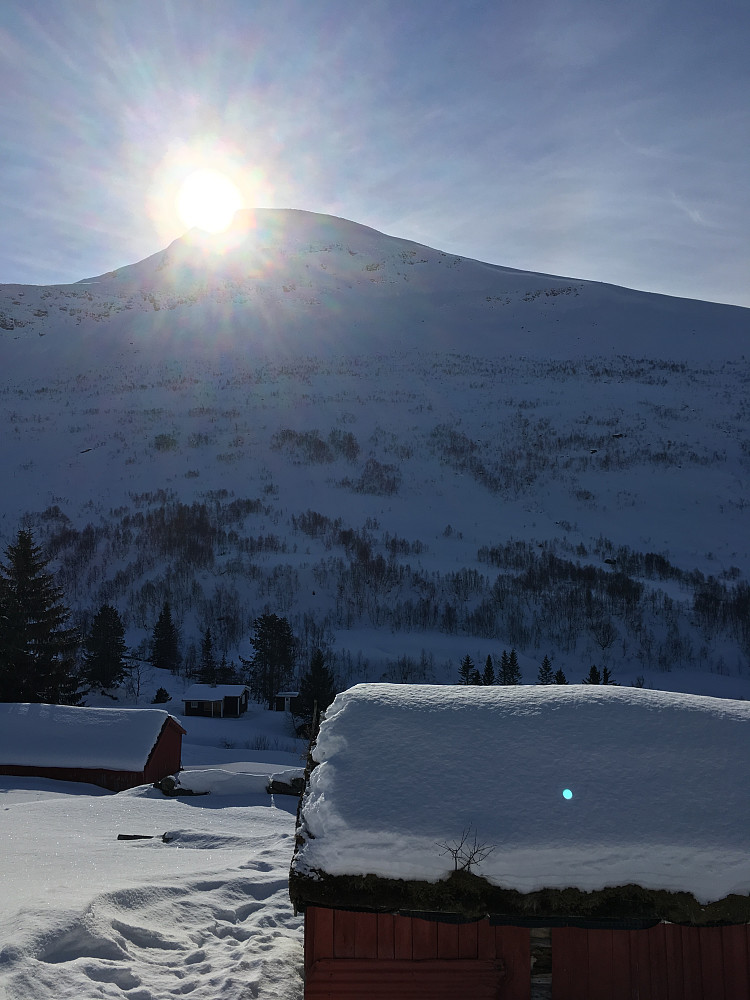 Dagens opprinnelige turmål, Skjorta. Dessverre kom vi oss ikke dit i dag. 12.mars i fjor var det betraktelig mer snø både i Kanndalen og opp mot Skjorta. I fjor kunne Setertakene brukes som hopp. Det kunne de ikke i dag.