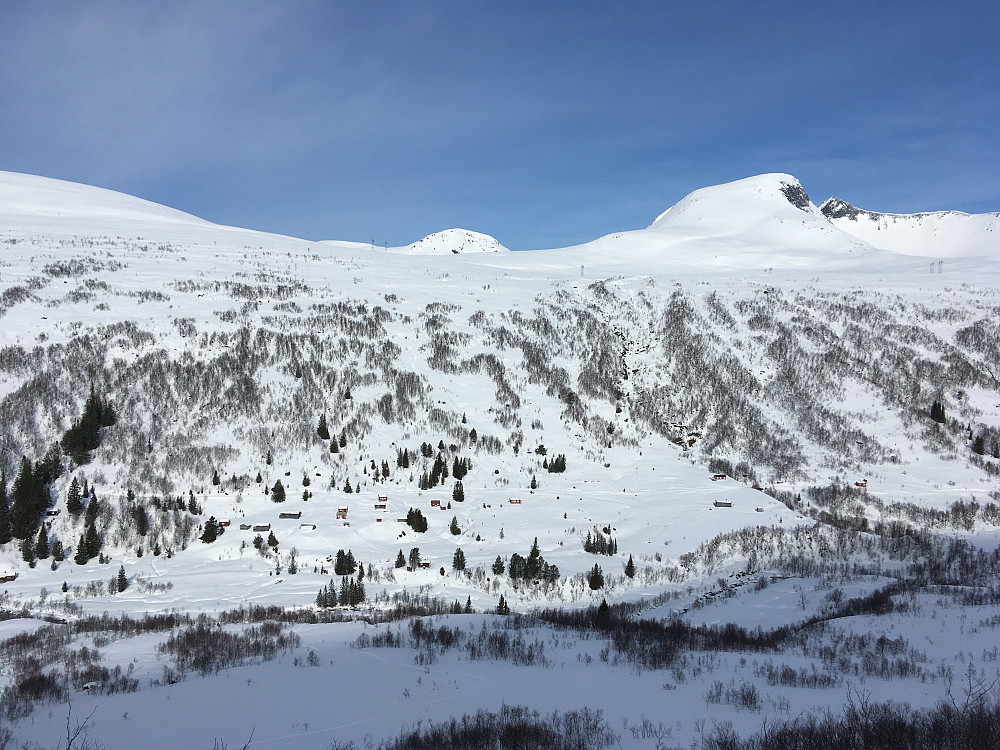 Utsikt ned på Kanndal-setra fra Skjorte-sida. Utsikt til bl.a Trolltinden og toppen Sørvest-for-Trolltinden.