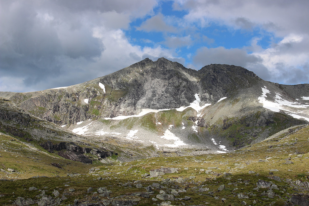 Vi kom ned til venstre for venstre snøbre (den minste) oppi fjellsida, kryssa den lille breen med stein i midten, og videre ned langs det grønne partiet. Tvilsomt om det tok kortere tid enn å følge ryggen, men nyttig erfaring.