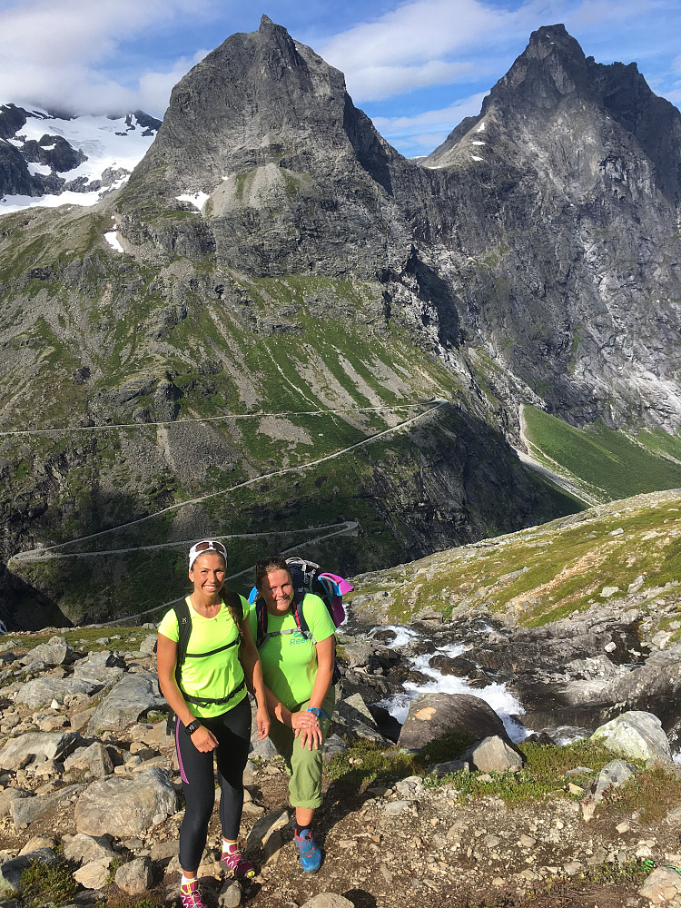 Da vi såvidt var igang ble vi nådd igjen av kollega Ida. Veldig koselig. Hun skulle på Store Trolltind, mens vi tenkte at Stabbeskaret var en grei førstetur i Trollvegg-terrenget. Her med Bispen til venstre og Kongen til høyre i bakgrunnen på andre siden av dalen. 