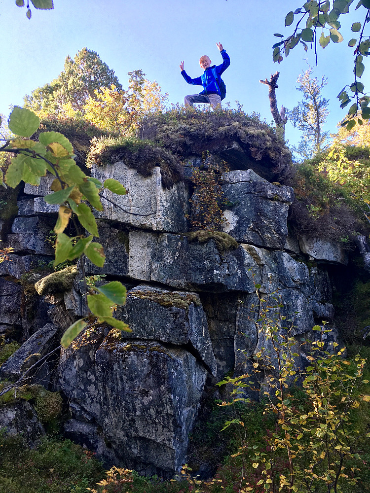 Bård ville ikke følge stien opp på Uffsalen, men utforske terrenget rett opp. Slik som rett opp denne hindringen. Den eldste av oss gikk irundt hindringen, men hang på ellers.