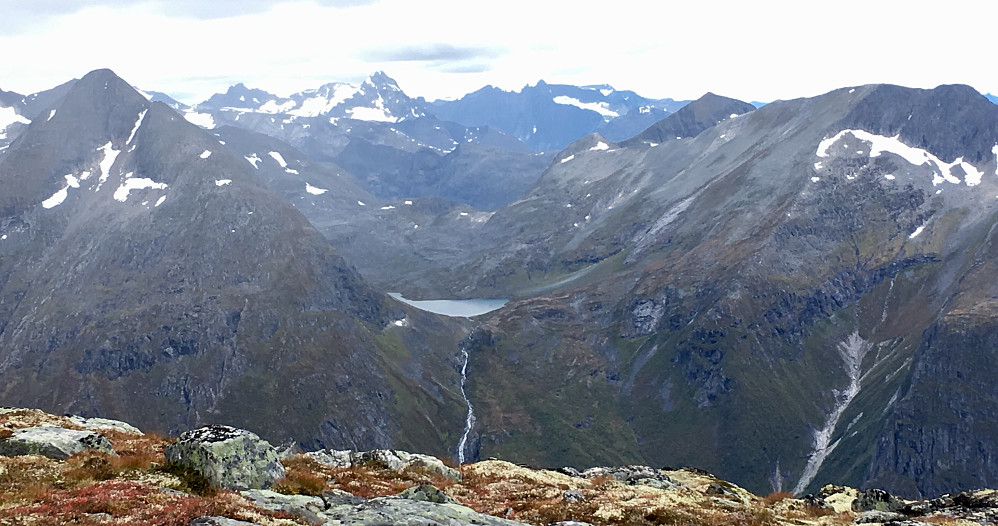 Utsikt over mot Røndølskaret og omkringliggende fjell som Nebba og Helvetestind. Trollveggen i midten lengst bak.