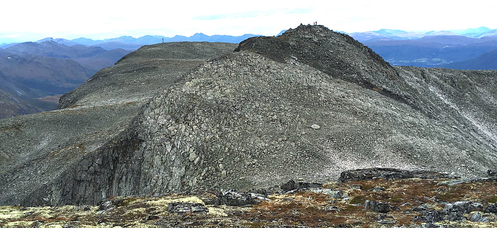 Utsikt fra høgste Goksøyra-topp over mot Nordre Goksøyra, som er to meter lavere og videre Vest for Nordre Goksøyra nede i området hvor antenna skimtes.