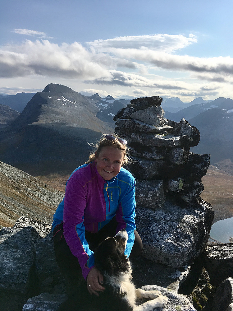 Meg og Din på toppen. Mange år siden sist jeg var her uten ski. Ryssdalsnebba og Frusalen/Stavskoren i bakgrunnen.