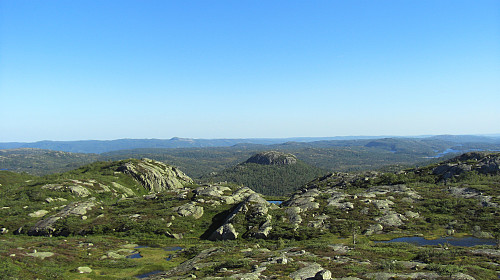 Utsikt mot sør fra høyde 867 på Hakefjellet. Skeisknuten midt i bildet, Årdalsknapen i horisonten litt til venstre og Gyvatn i bakgrunnen til høyre.