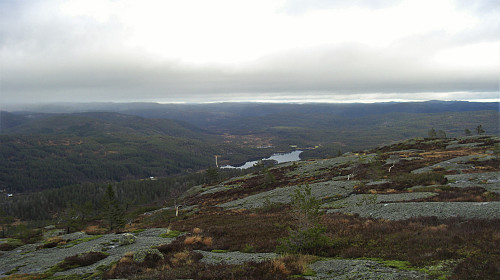 Utsikt mot nordøst og Egsåvatn. Årdalsknapen er lett gjenkjennelig til høyre i horisonten.
