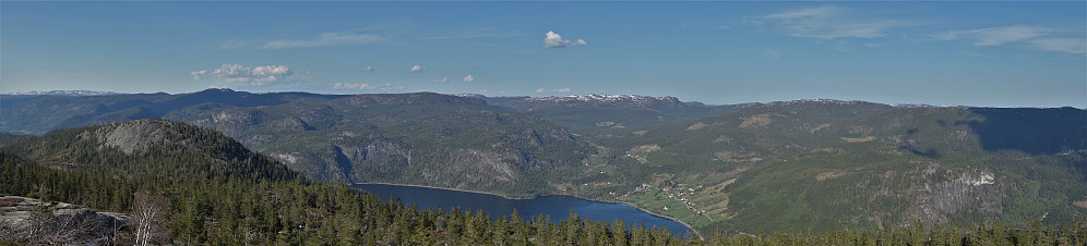 Utsikt mot nordøst. I horisonten fra venstre mot høyre: Ljomsnuten (lengst vekke), Hovassfjell, Reiskæven og Urdeheii. I forgrunnen til venstre, nabotoppen Geiteryggen, og nederst Byglandsfjordens nordre del, Åraksfjorden, med Åraksbø rett ved. 