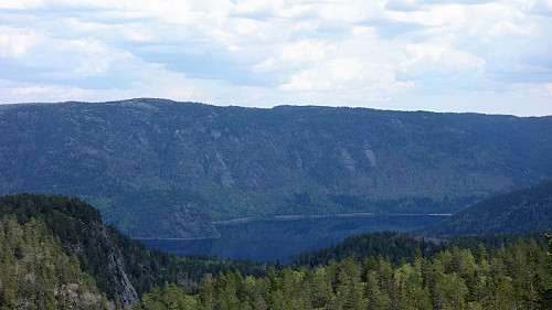 Utsikt øst mot Fånefjellet fra høyeste punkt på Åneknuten.