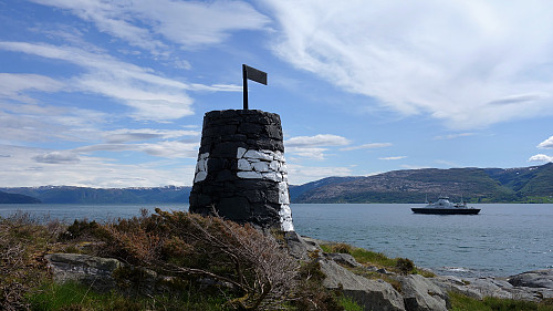 Endelig nådd andre siden av fjorden! Flott varde på Nesholmen.