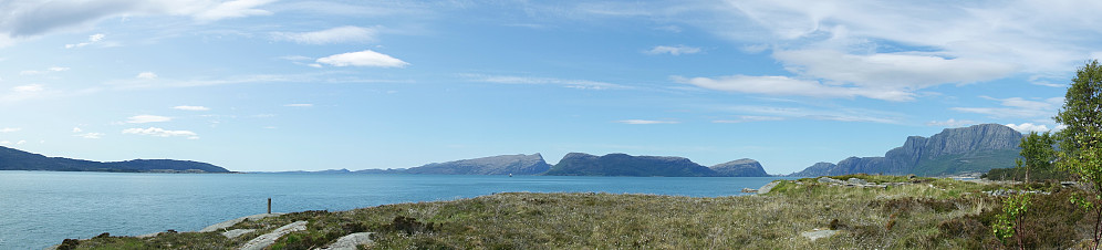 Utsikt fra Nesholmen. Solund i midten av bildet, Risnesnipa til høyre.