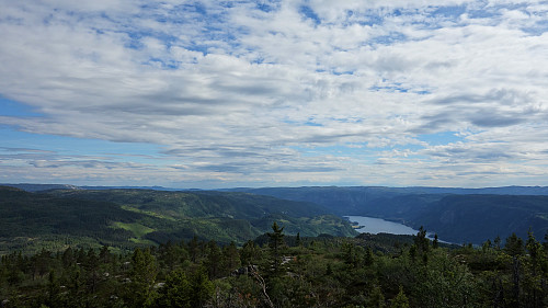 Utsikt sørover. Åraksfjorden til høyre.