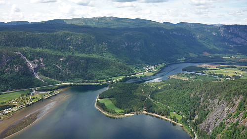 Utsikt nordvestover. Reiårsfossen til venstre.