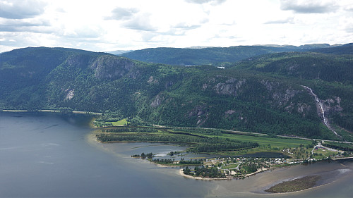Reiårsfossen camping i forgrunnen.