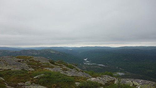 Utsikt nordover Årdalen. Gaustatoppen kan skimtes midt i bildet.
